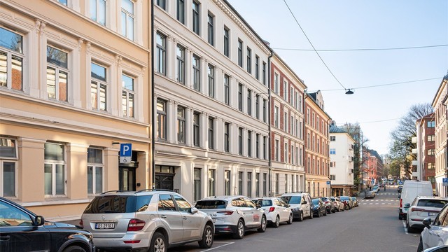 Du bor i et trygt og veletablert nabolag, samtidig som du kun er en kort spasertur unna alt du trenger i hverdagen.