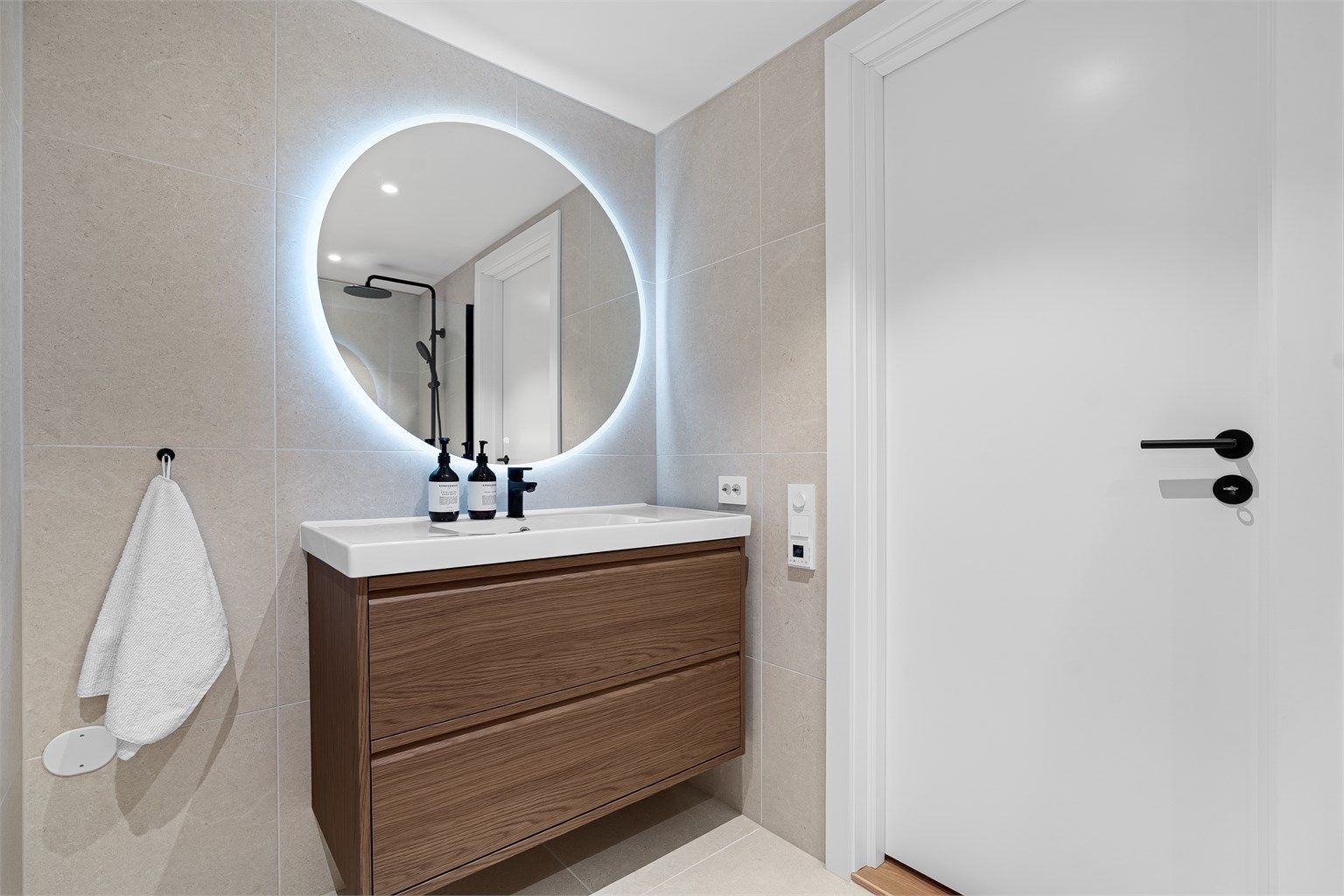 Stor og romslig servant med god oppbevaringsplass