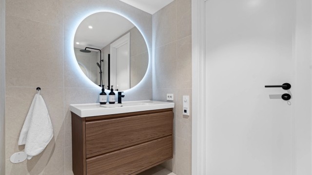 Stor og romslig servant med god oppbevaringsplass