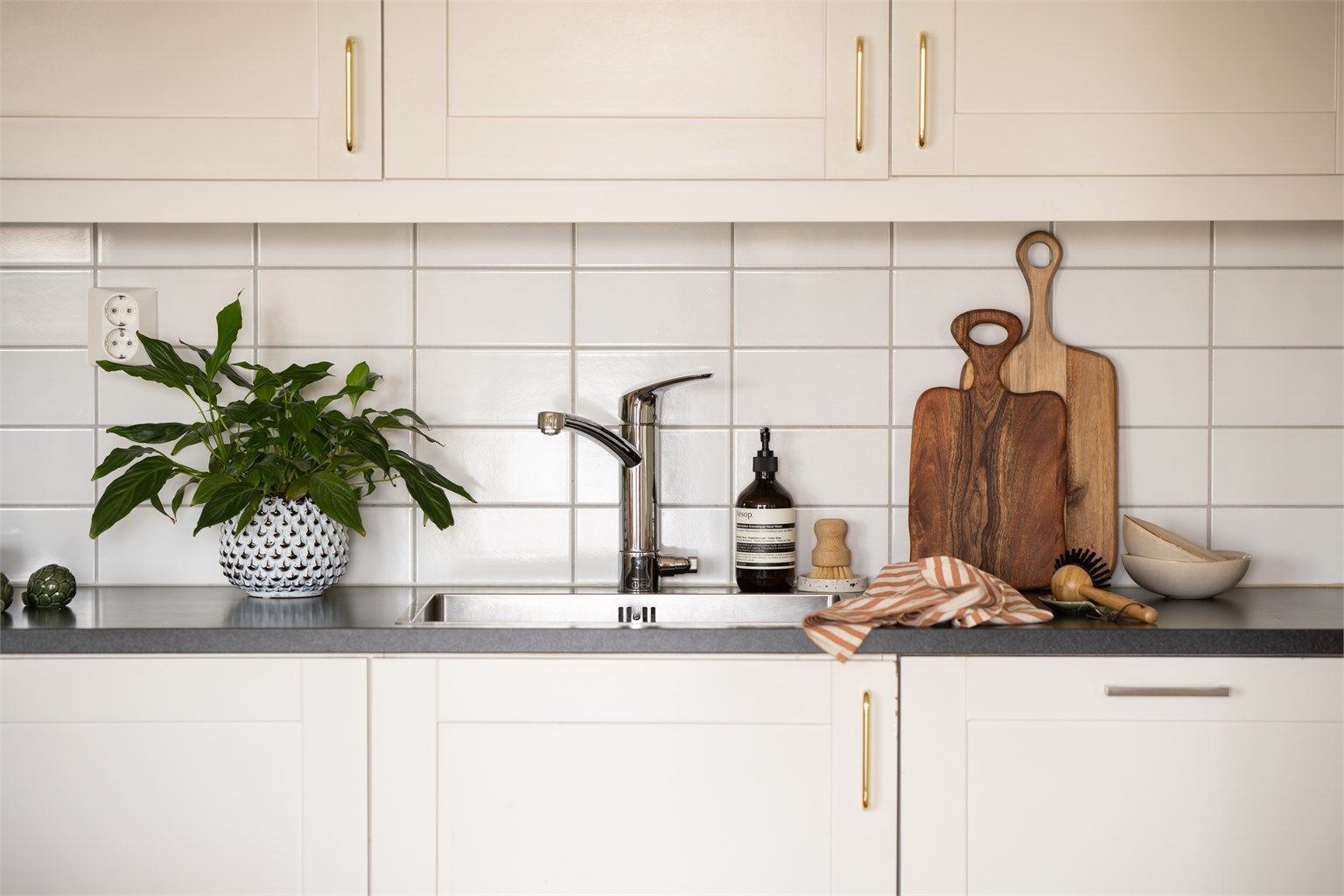 Laminat benkeplate med nedfelt oppvaskkum.