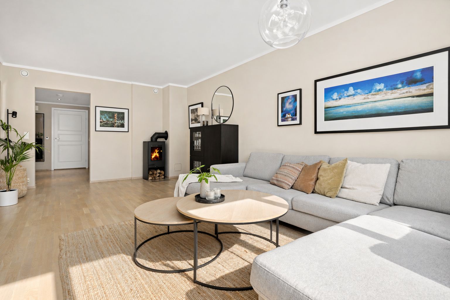 Det er også en koselig peis som sørger for varme på kaldere dager. 