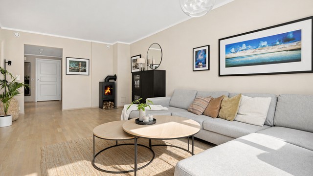 Det er også en koselig peis som sørger for varme på kaldere dager.