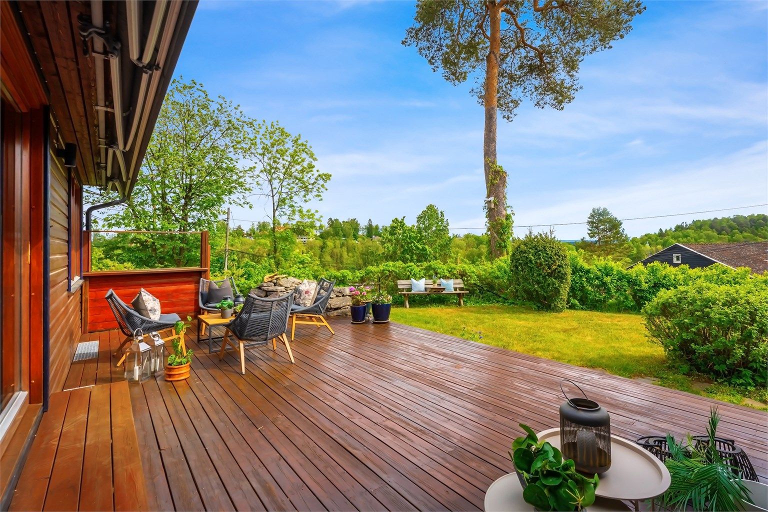 Stor og innholdsrik enebolig på solrikt høydedrag med hage, flotte uteplasser og garasje 