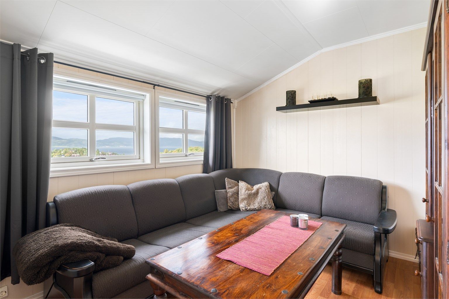 Stue- og kjøkkenarealet måler til sammen romslige 25 kvm og har gode møbleringsmuligheter. 