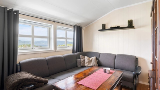 Stue- og kjøkkenarealet måler til sammen romslige 25 kvm og har gode møbleringsmuligheter.