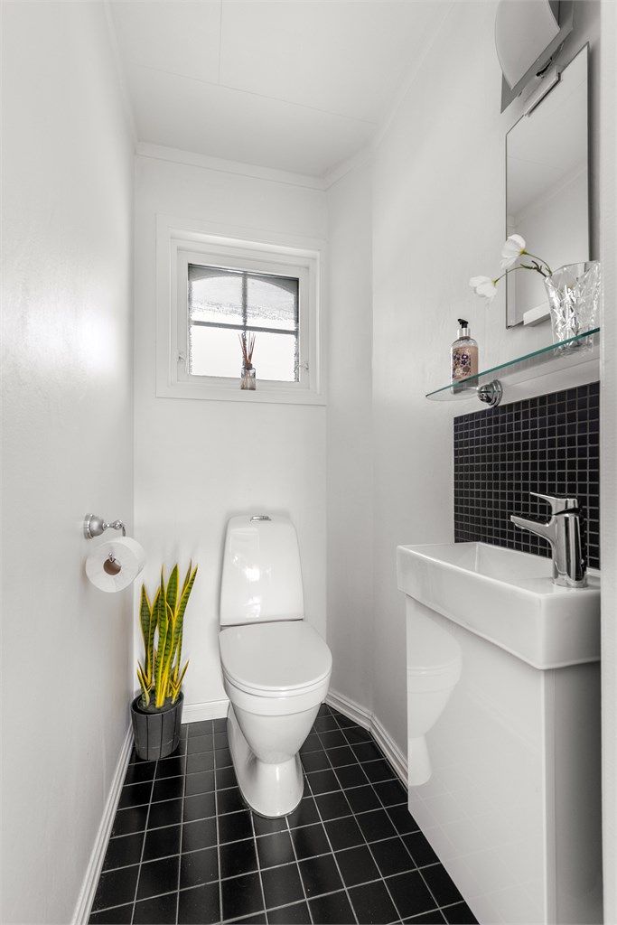 Toalettrommet i første etasje ble oppusset i 2023 og har flislagt gulv med varmekabler.