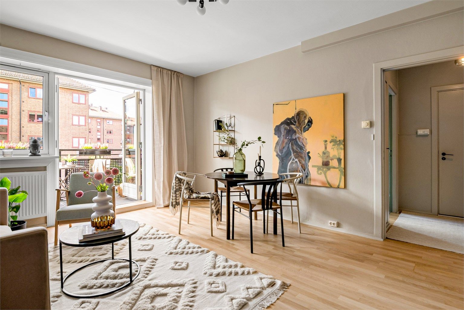 Stor og lys stue med god takhøyde!