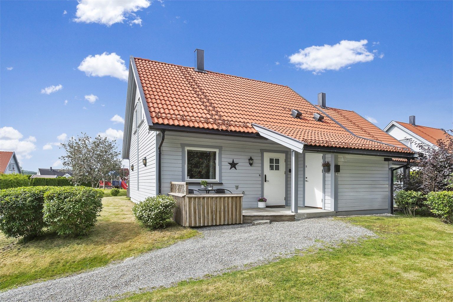 Fasaden er kledd med liggende, malt trekledning, sist malt i 2020.