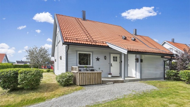 Fasaden er kledd med liggende, malt trekledning, sist malt i 2020.