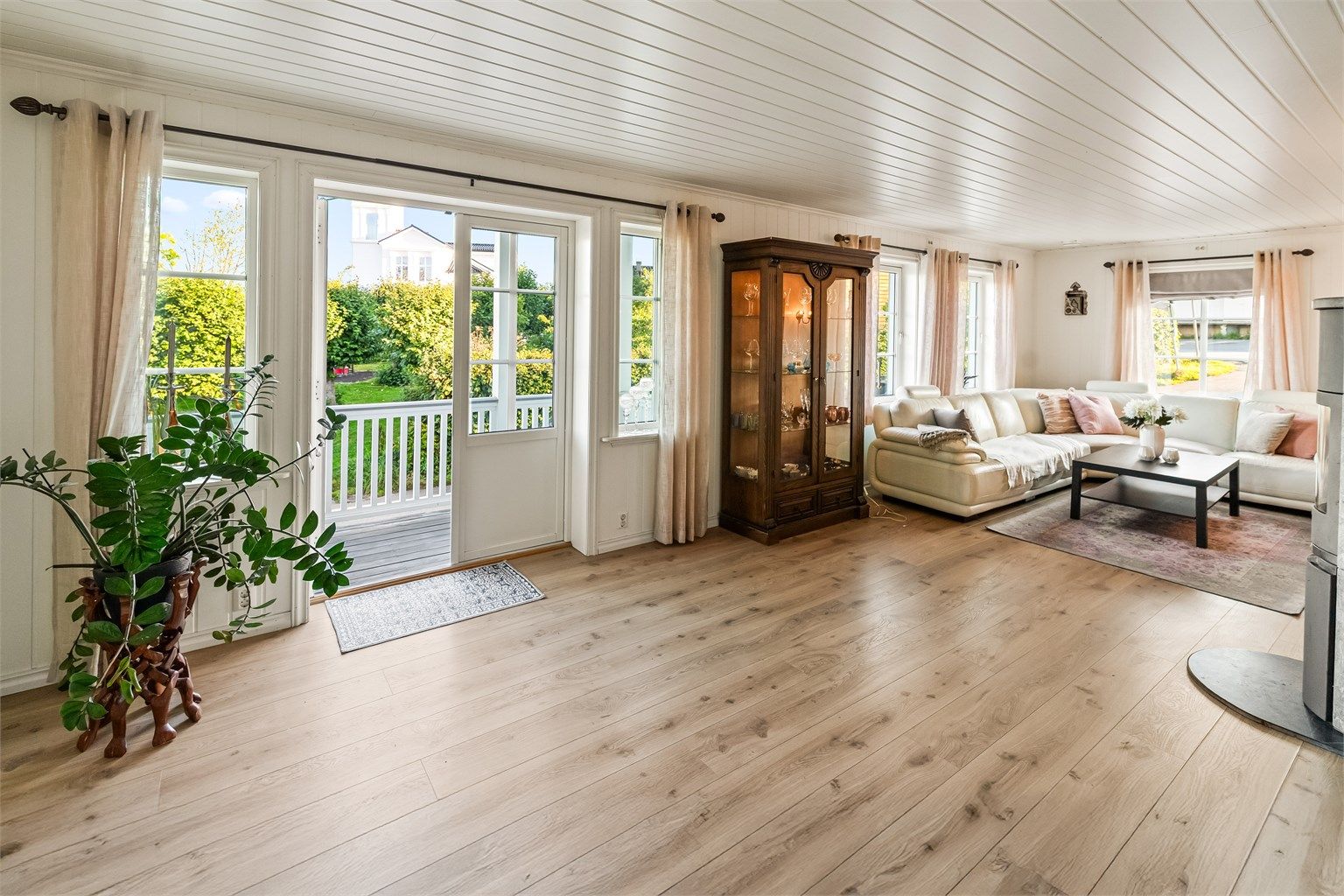 Fra stuen er det utgang til egen luftebalkong.