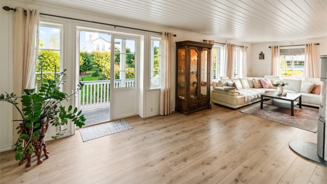 Fra stuen er det utgang til egen luftebalkong.