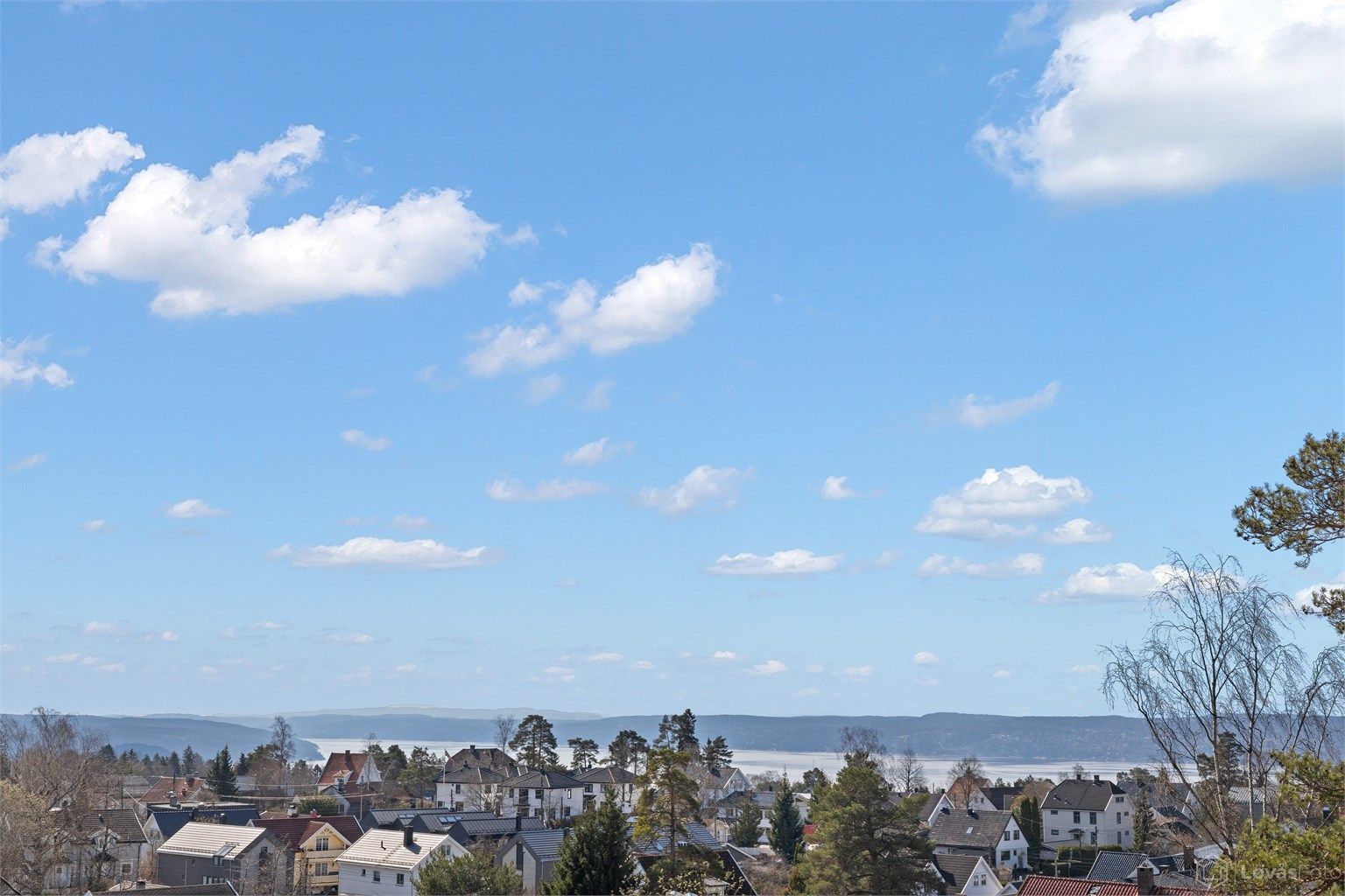 Fra den store terrassen kan du nyte fantastisk utsikt mot Bunnefjorden, og beliggenheten er fri for gjenboere. 