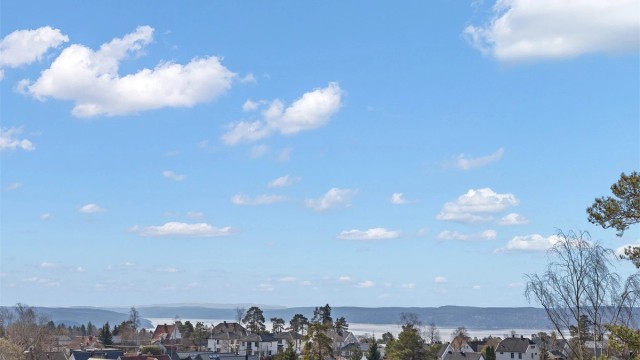 Fra den store terrassen kan du nyte fantastisk utsikt mot Bunnefjorden, og beliggenheten er fri for gjenboere.