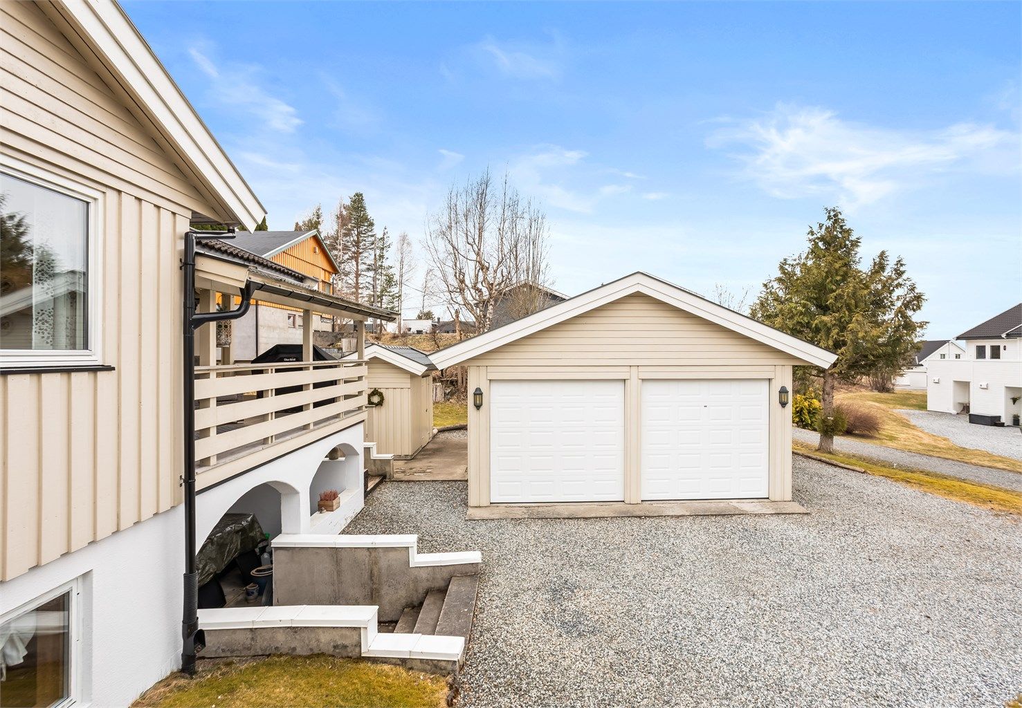 Dobbelgarasje på 46 m² fra 1999, med to leddporter med elektrisk motor.