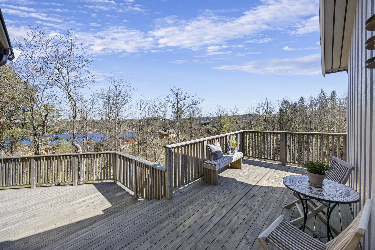 Terrassen er bygget i flere nivåer som følger terrenget.