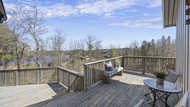 Terrassen er bygget i flere nivåer som følger terrenget.