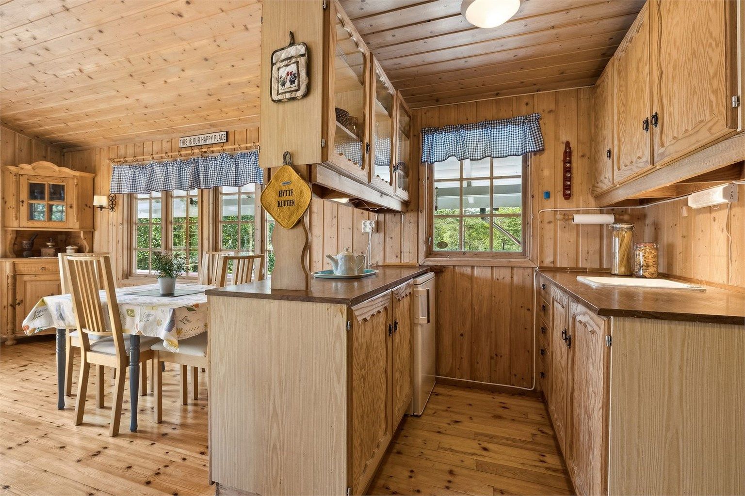 Kjøkken med god oppbevaringsplass. Fryseren er byttet ut med en mindre en i dag.