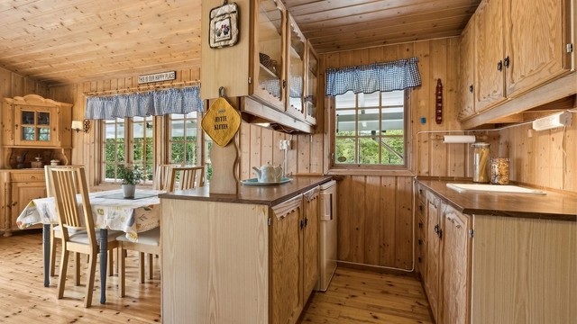 Kjøkken med god oppbevaringsplass. Fryseren er byttet ut med en mindre en i dag.