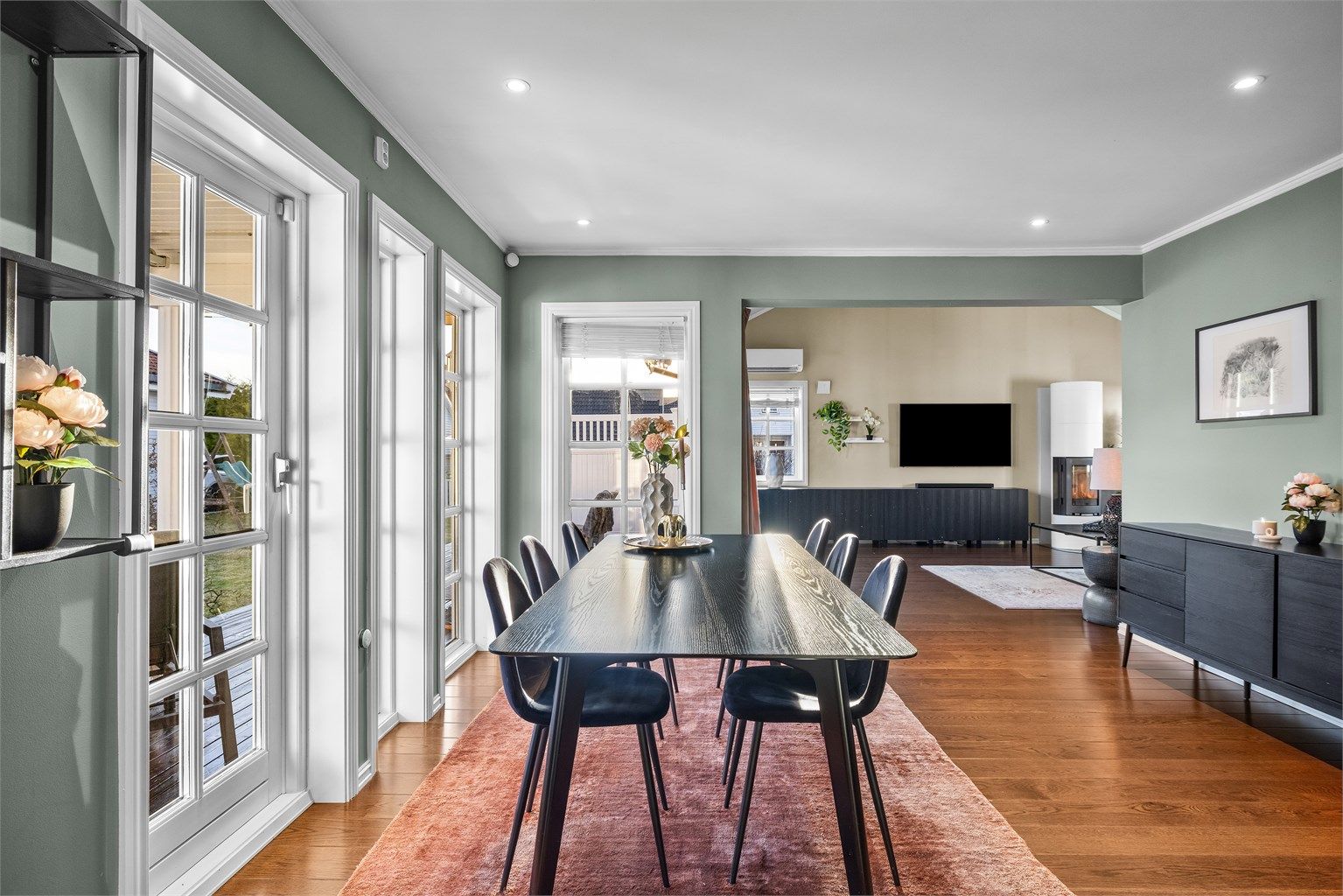 Fra spisestuen ser man rett inn i stuen, noe som gir en god romflyt.