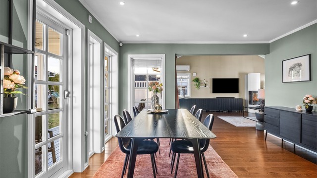 Fra spisestuen ser man rett inn i stuen, noe som gir en god romflyt.