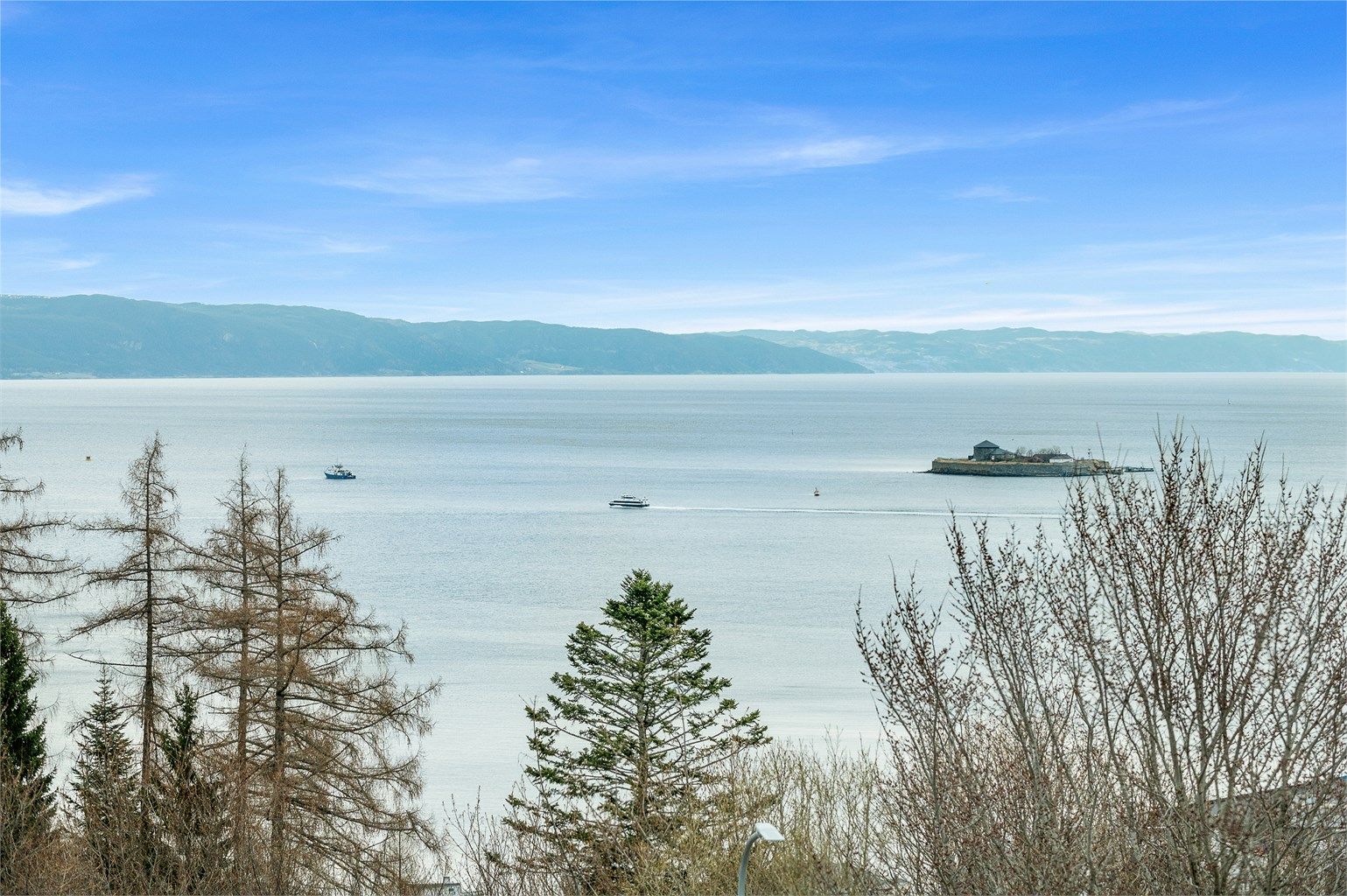 For den tur- og friluftsinteresserte byr området på rike muligheter. Det er kort vei til marka, med flotte turstier, skiløyper vinterstid og populære turområder som Bymarka og Ladehammeren innen rekkevidde.