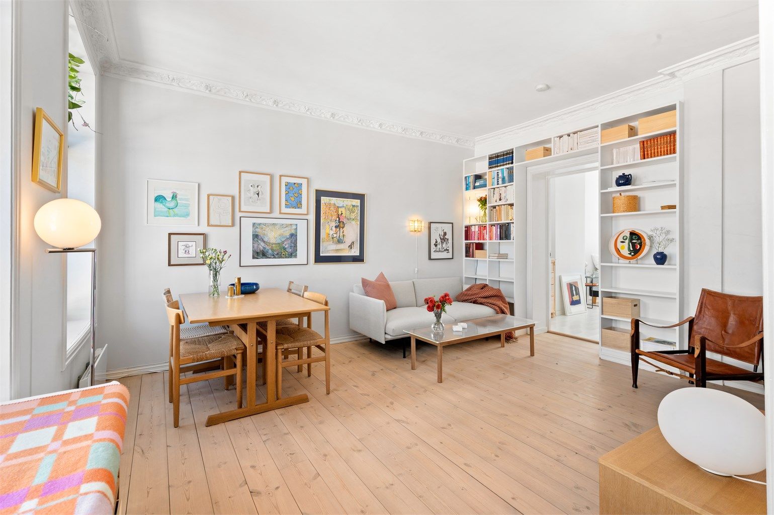 I Carl Berner passasjen, kun få minutters gange fra leiligheten finner du Vinmonopolet, apotek, Kiwi, blomsterhandel og optiker