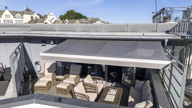 Terrassen har flislagt dekke, utebelysning og stikkontakter. Begge uteplassene fikk nye fliser og primer i 2023