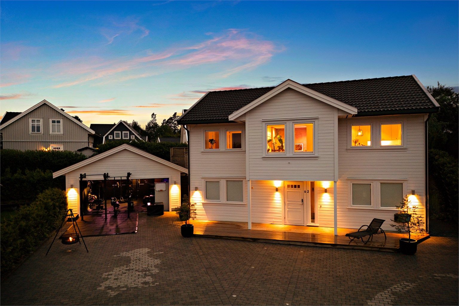 Lekker enebolig over to plan med flotte uteområder og dobbelgarasje