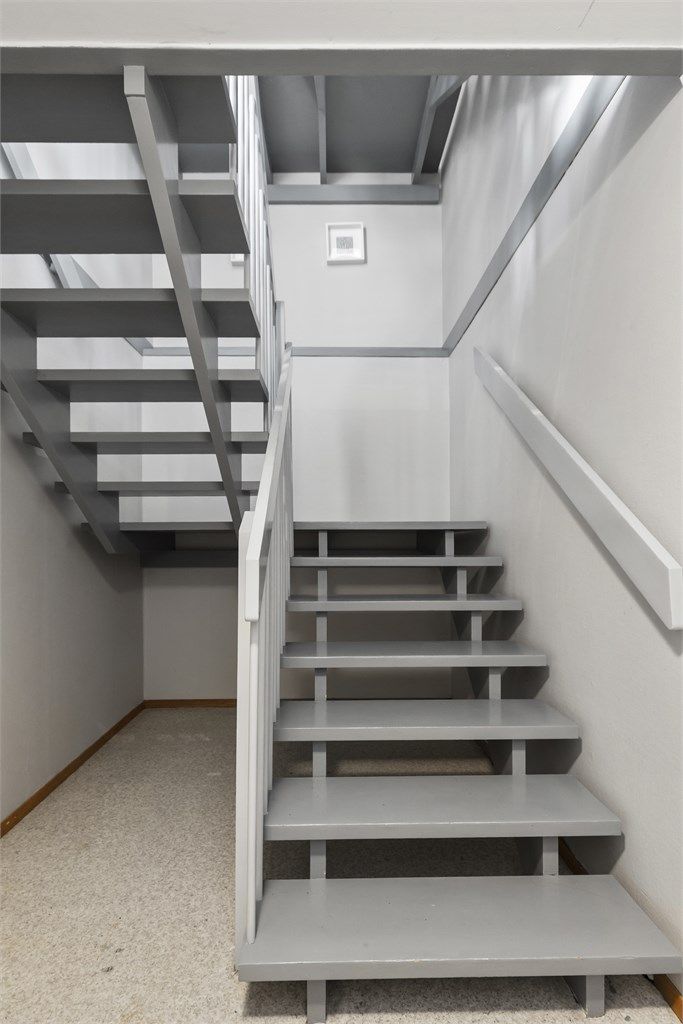 Trappen ned til underetasjen, som har egen inngang og fleksible bruksmuligheter.