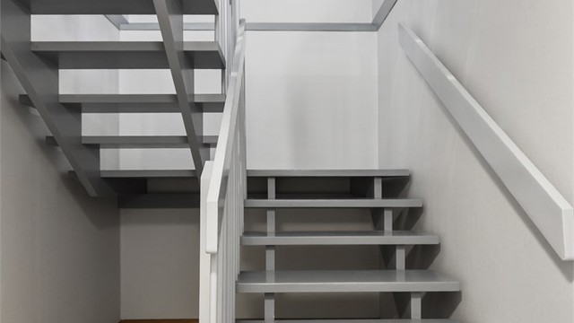 Trappen ned til underetasjen, som har egen inngang og fleksible bruksmuligheter.