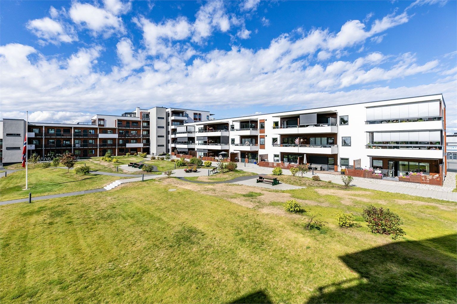 Sameiets store gårdsrom er pent og parkmessig opparbeidet, tilrettelagt for aktiv bruk.