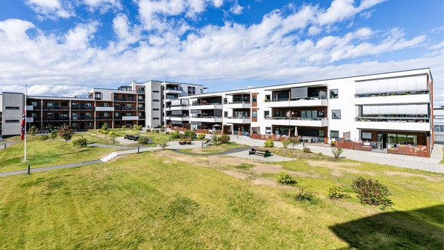 Sameiets store gårdsrom er pent og parkmessig opparbeidet, tilrettelagt for aktiv bruk.