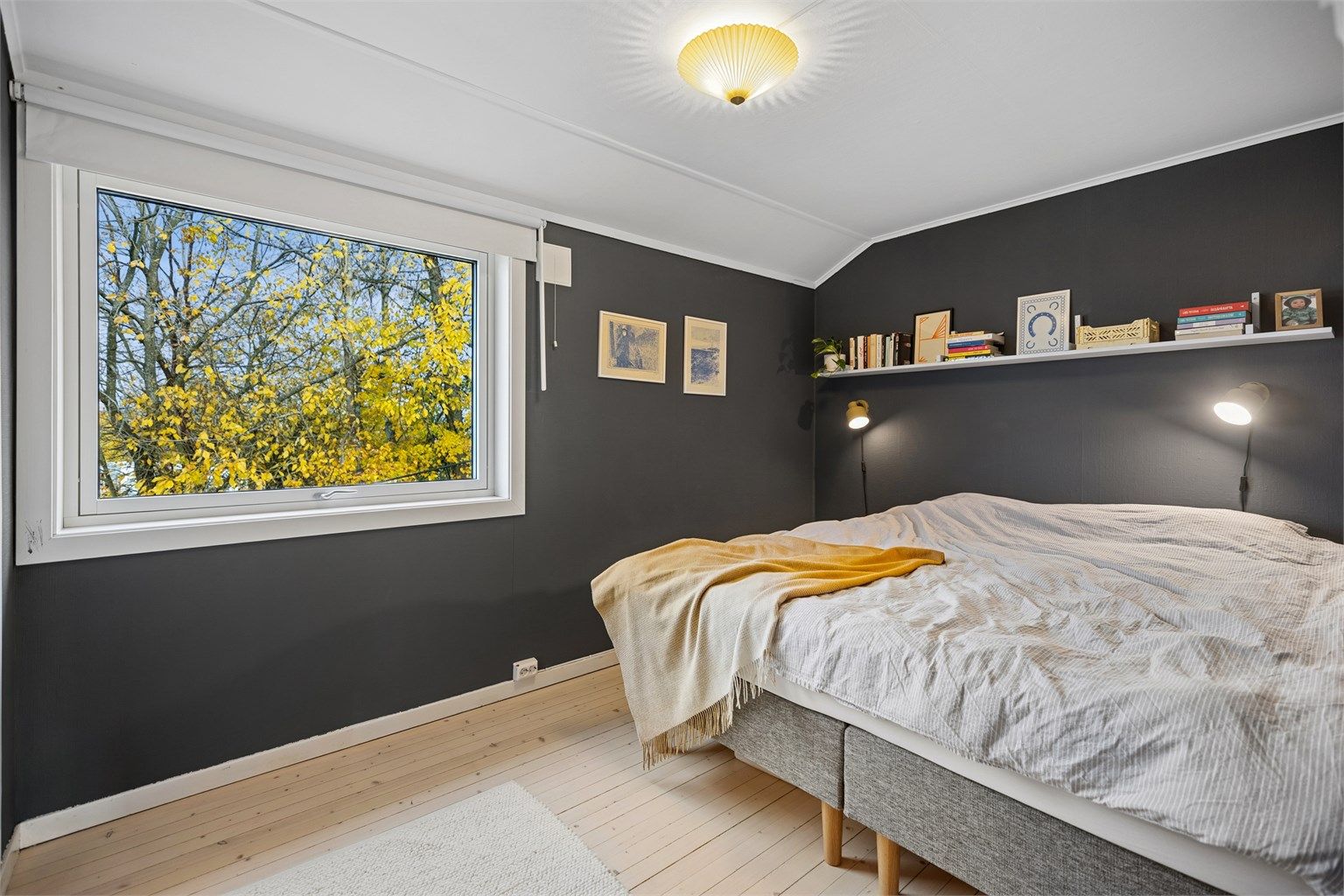 Hovedsoverommet er malt i en behagelig mørk blå tone, har innebygde garderobeskap og god plass til både dobbeltseng og nattbord. 