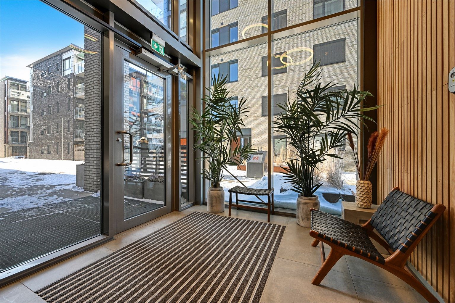 Delikat inngangsparti med heisadkomst - pent vedlikeholdt.