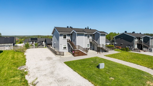 Leiligheten disponerer biloppstillingsplass på felles gårdsplass, rett rundt hjørnet for trappen.