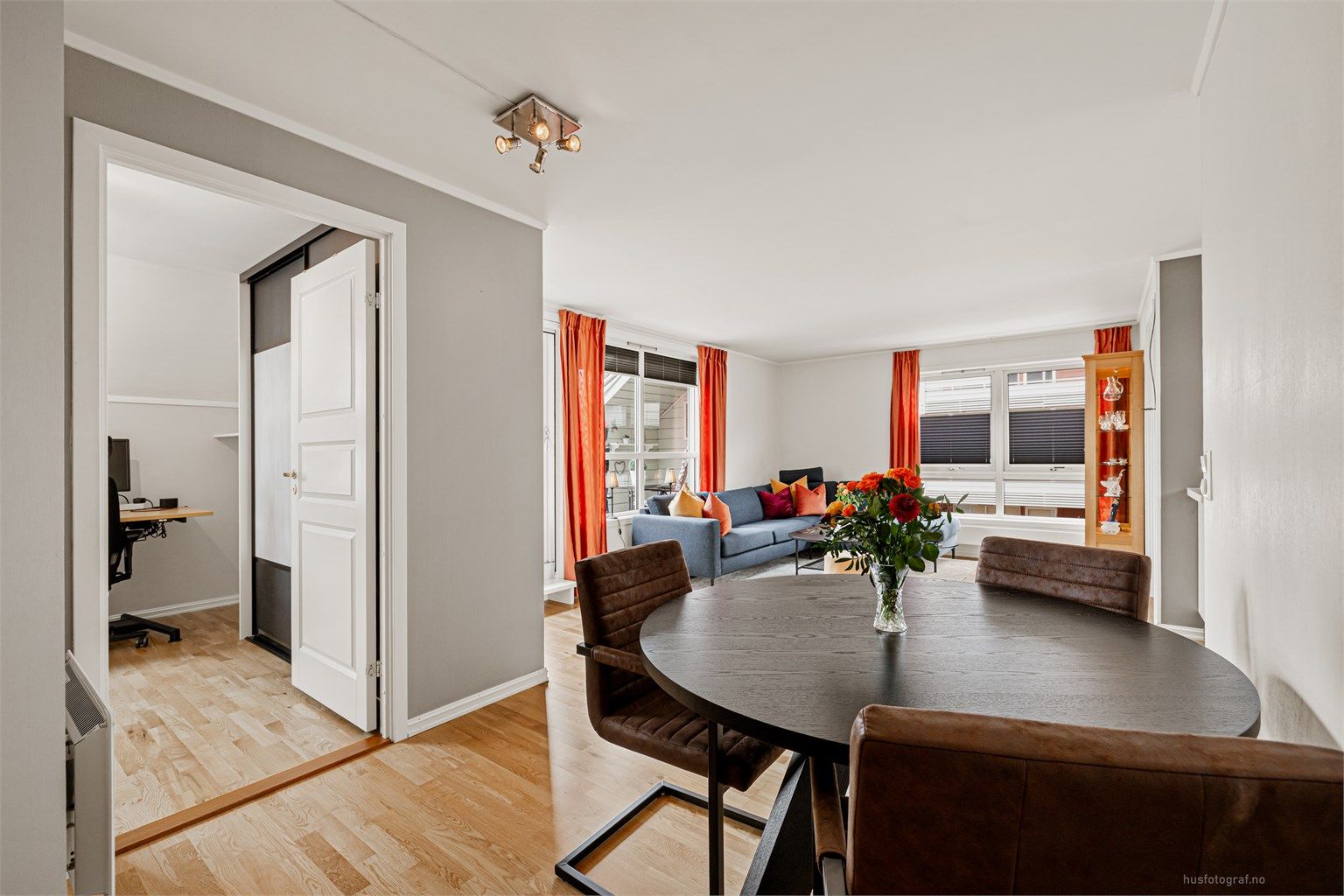 Stuen er et naturlig samlingspunkt med direkte utgang til balkongen.