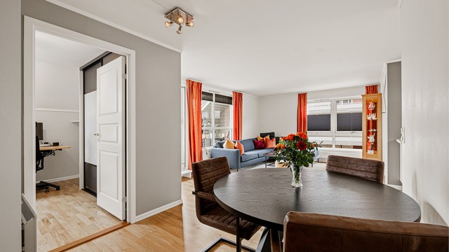 Stuen er et naturlig samlingspunkt med direkte utgang til balkongen.