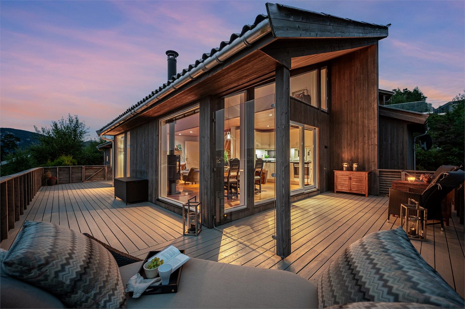 Svines 30, er en sjarmerende, koselig og fin hytte, med nydelig utsikt mot sjø og fjell, kun 40 min kjøring fra Stavanger. 
