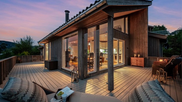 Svines 30, er en sjarmerende, koselig og fin hytte, med nydelig utsikt mot sjø og fjell, kun 40 min kjøring fra Stavanger.