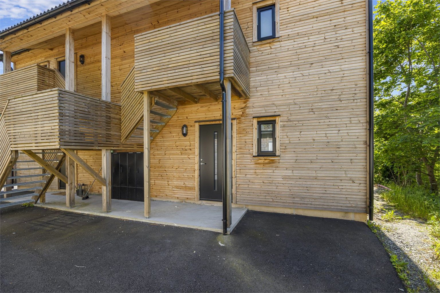 Leiligheten ligger i et boligbygg oppført i 2022, med en praktisk og arealeffektiv planløsning.