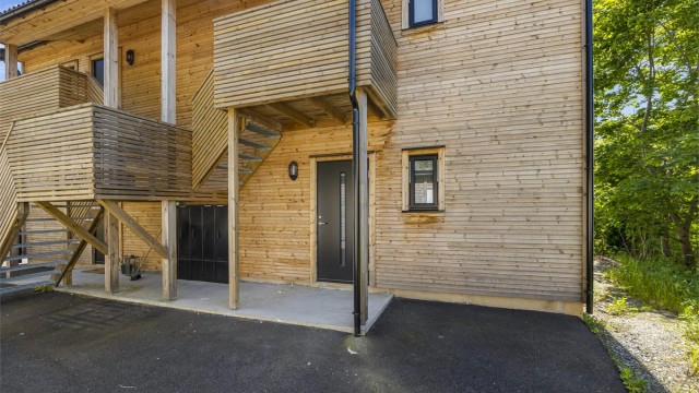 Leiligheten ligger i et boligbygg oppført i 2022, med en praktisk og arealeffektiv planløsning.