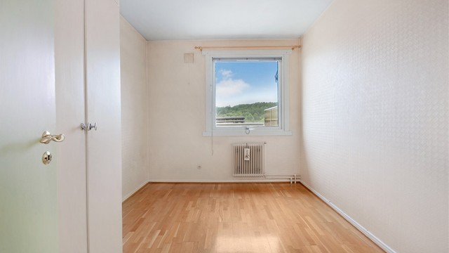 Leiligheten har to romslige soverom med garderobeskap.