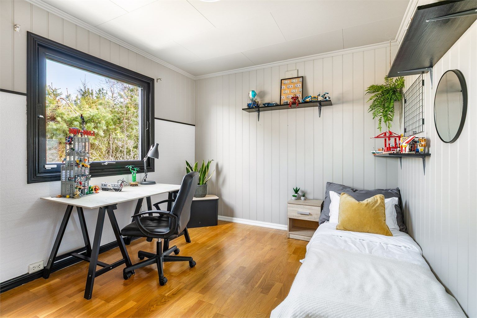 To soverom inngår i første etasje. Soverom I er oppmålt til ca. 10 kvm.