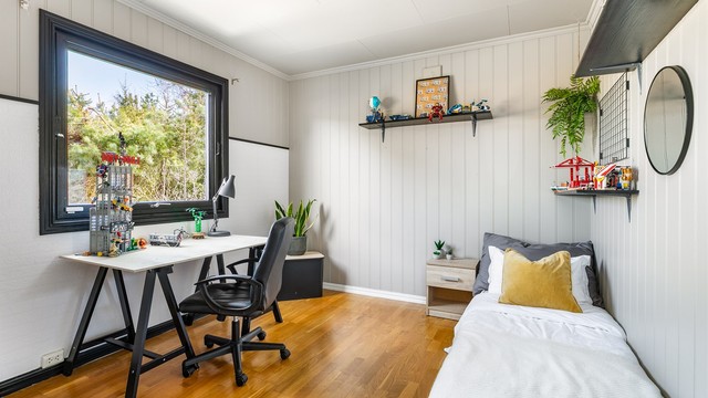 To soverom inngår i første etasje. Soverom I er oppmålt til ca. 10 kvm.