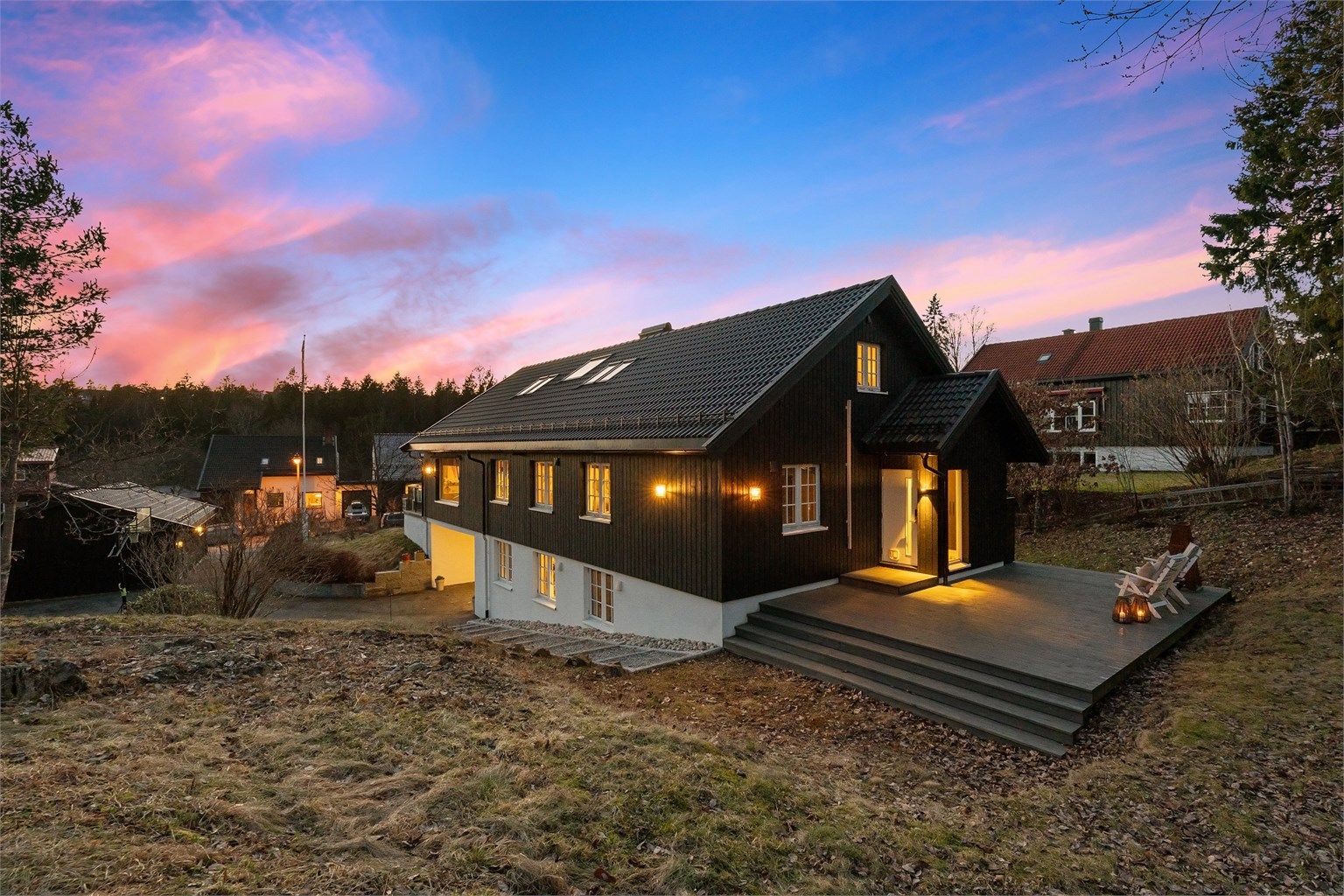 Dette er en betydelig påkostet enebolig over tre plan i et av de mest attraktive og barnevennlige villastrøkene på Eiksmarka med nærhet til alt