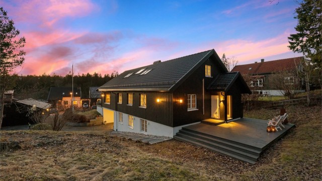 Dette er en betydelig påkostet enebolig over tre plan i et av de mest attraktive og barnevennlige villastrøkene på Eiksmarka med nærhet til alt