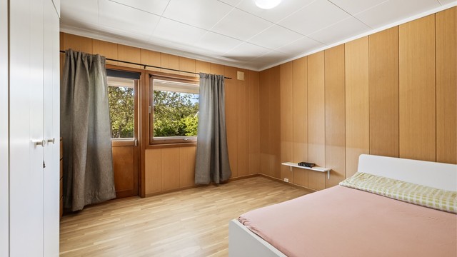 Soverom i første etasje med utgang til en egen, overbygget veranda.