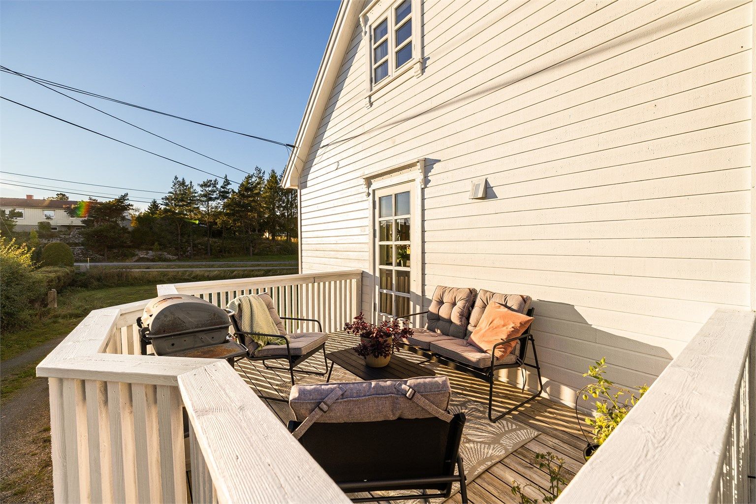 Terrassen på ca. 10 kvm. er som skapt for grilling og solbading sommerstid. Solforholdene på eiendommen er generelt meget gode.