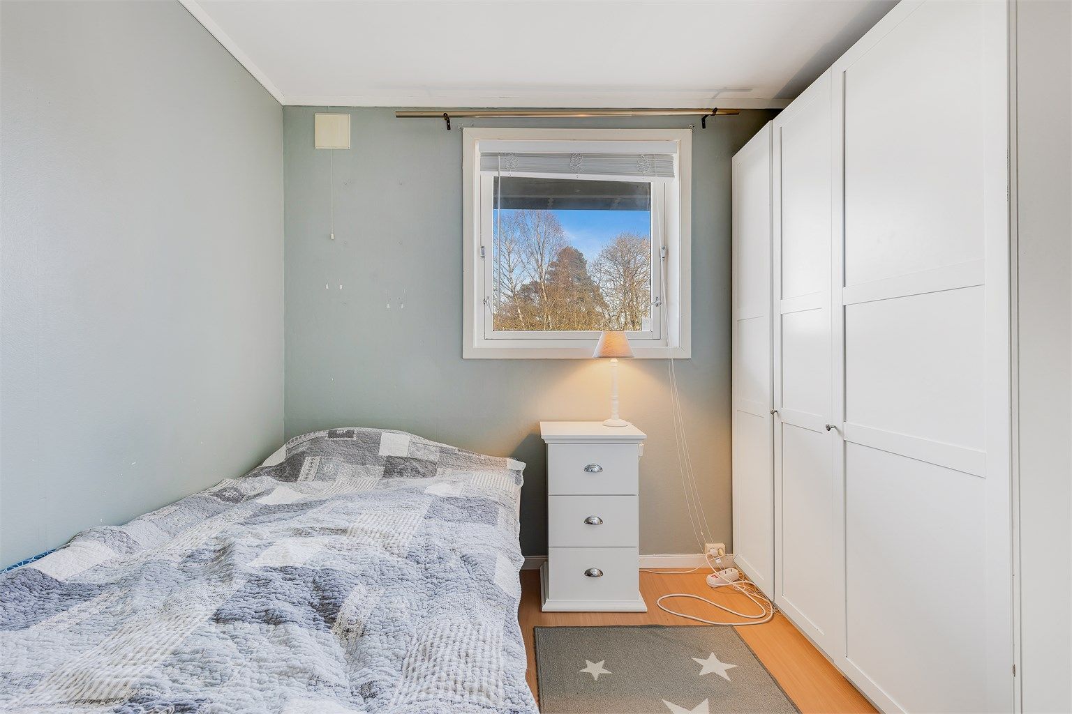 Plass til stort garderobeskap.