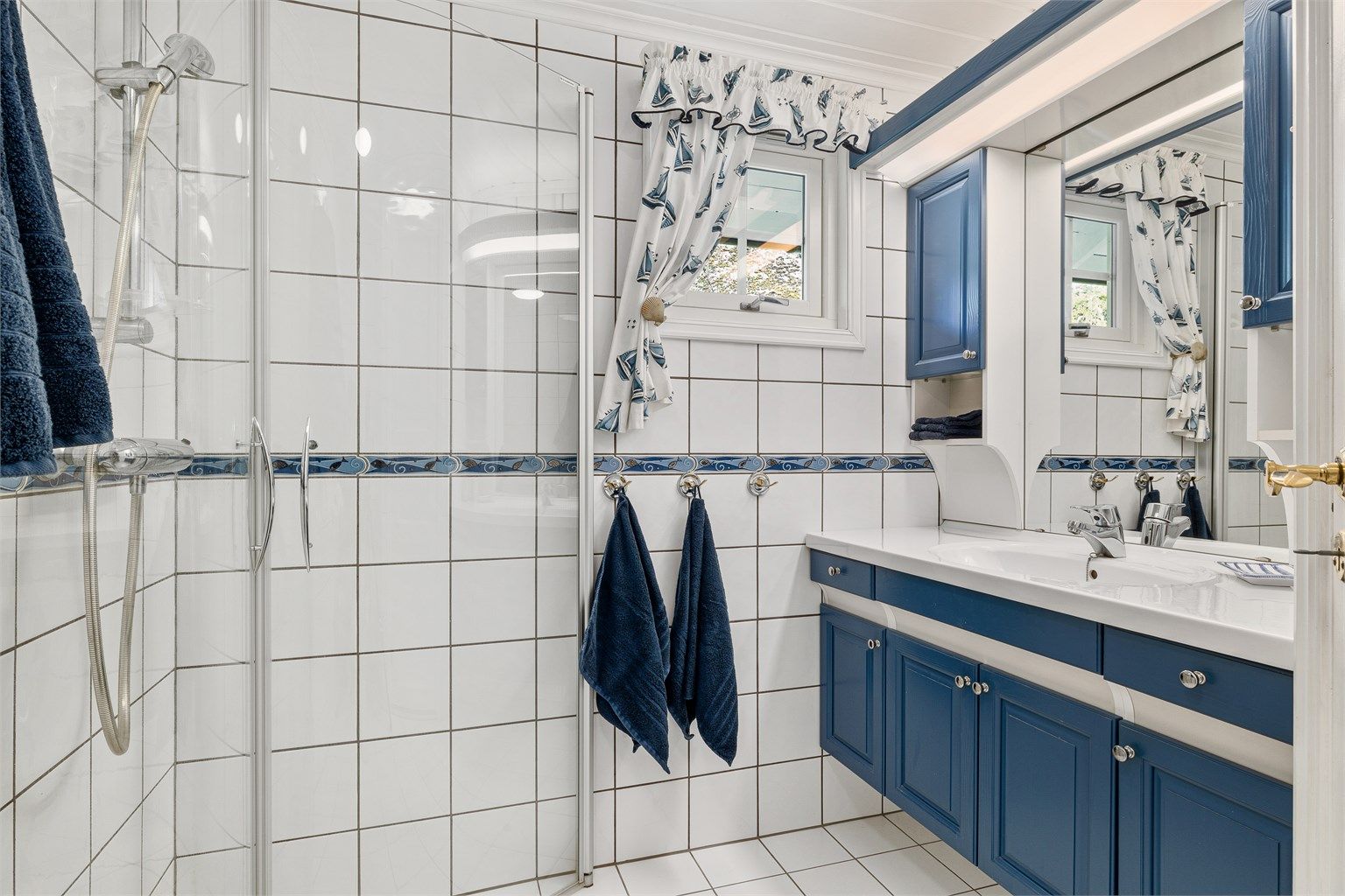 Flislagt bad med varmekabler i gulvet.